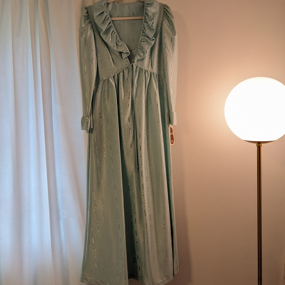 VINTAGE RENÉ (DUTCHESS LINGERIE) Full-Length Robe - Picture 4 of 9